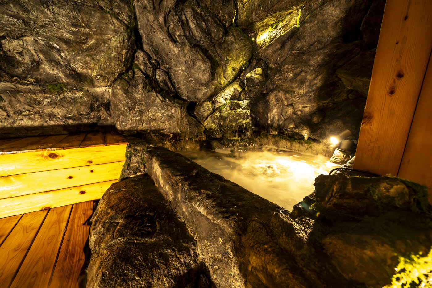 Rock rim of the bath with steam rising